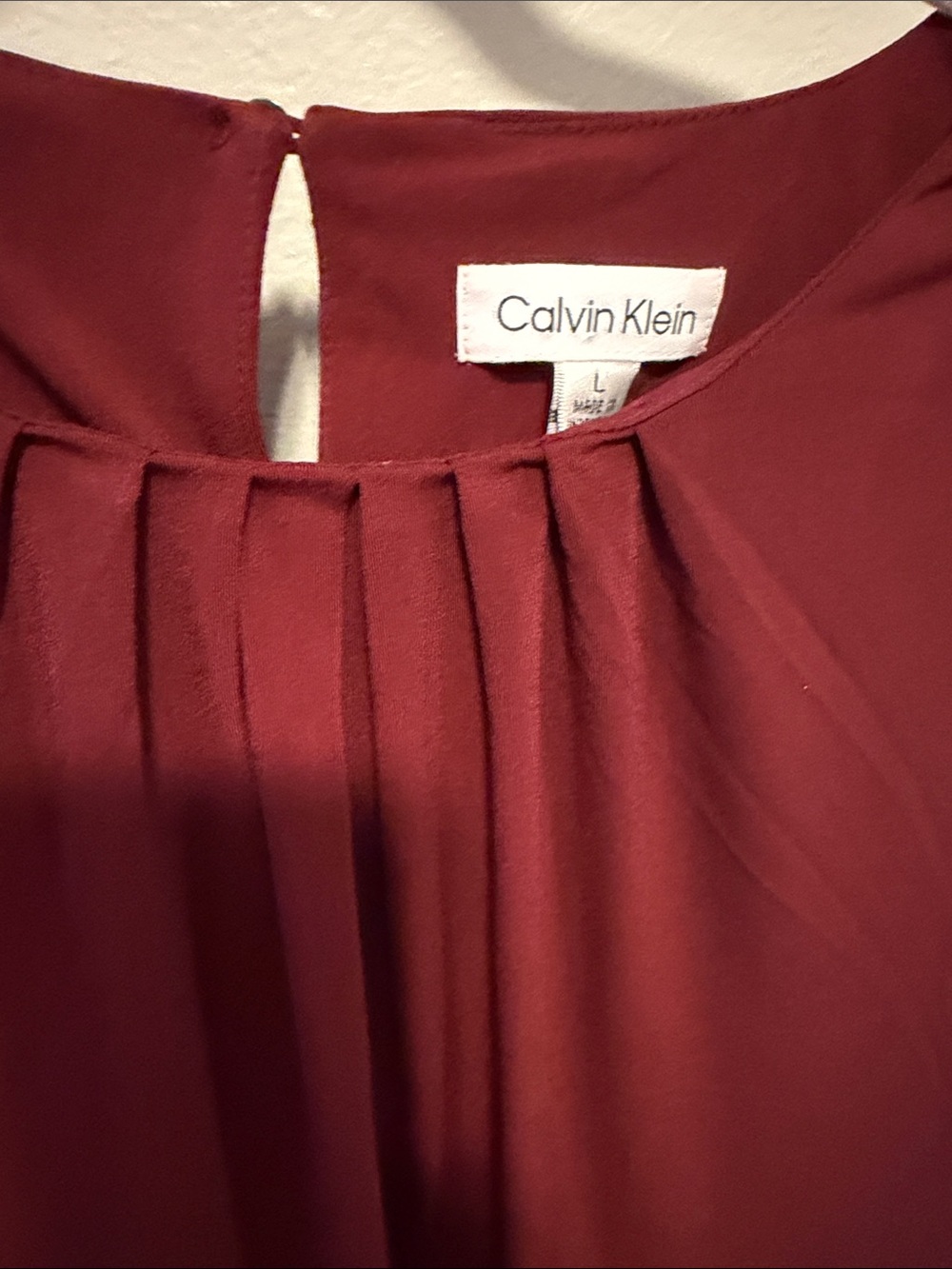 Calvin Klein Women's Pleated Blouse. Plum/Wine